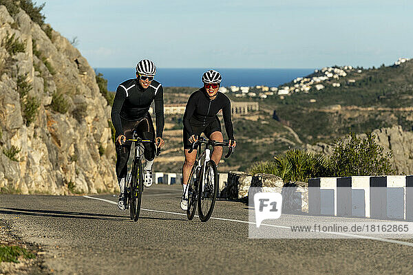 Radfahrer radeln am Gebirgspass der Costa Blanca an einem sonnigen Tag in Alicante  Spanien
