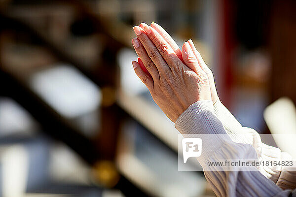 Japanische Frau beim Beten im Tempel