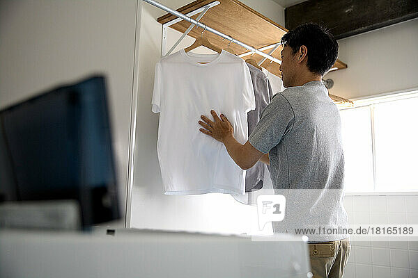 Japaner beim Wäschewaschen