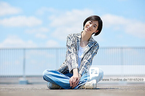 Junge japanische Frau im Freien Porträt