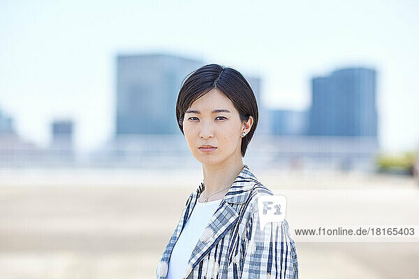 Junge japanische Frau im Freien Porträt