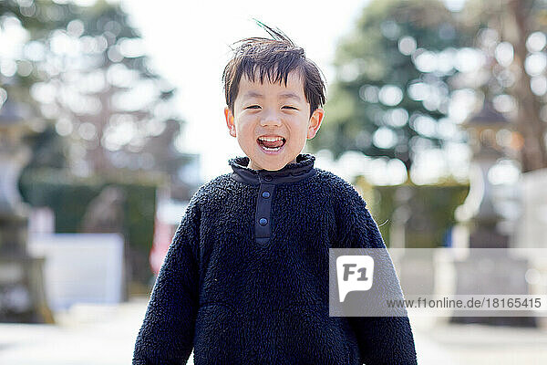 Lächelnder japanischer Junge