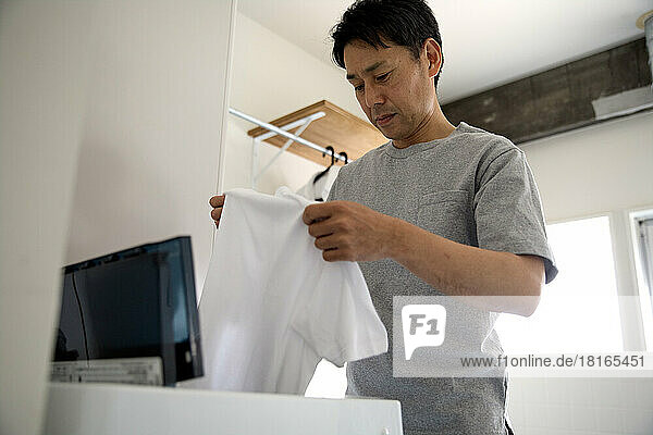 Japaner beim Wäschewaschen
