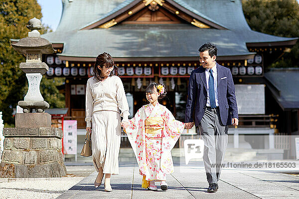 Japanische Familie im Tempel