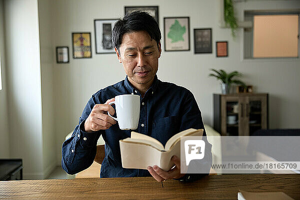 Japanischer Mann liest ein Buch