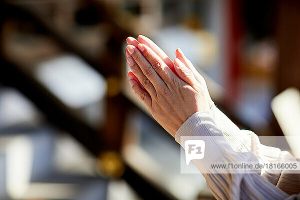 Japanische Frau beim Beten im Tempel