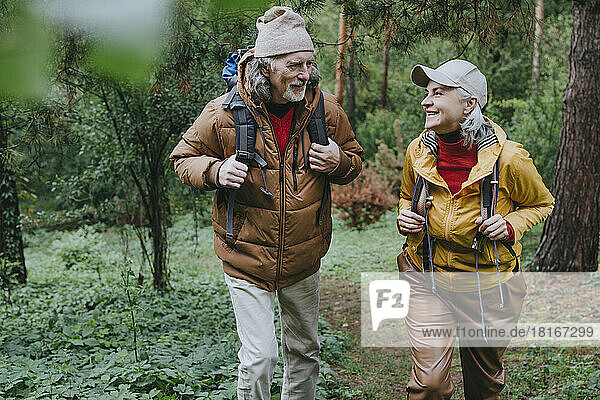 Glückliches Paar spaziert im Wald