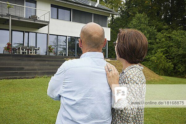 Älterer Mann und Frau schauen sich das Haus an