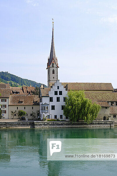 Schweiz  Kanton Schaffhausen  Stein am Rhein  Rhein und historische Häuser vor der Abtei St. Georg