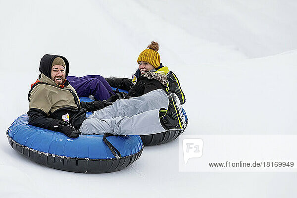 Ein Mann und eine Frau  die im Tandem einen Skiberg hinunterfahren; Fairmont Hot Springs  British Columbia  Kanada
