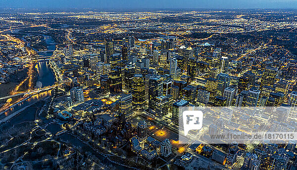 Abendliche Luftaufnahme der Innenstadt und des Bow River in Calgary  Alberta  Kanada; Calgary  Alberta  Kanada