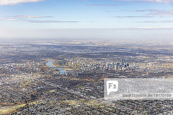 Luftaufnahme der Stadt Edmonton  Alberta  Kanada  und des fernen Horizonts im Nordwesten; Edmonton  Alberta  Kanada