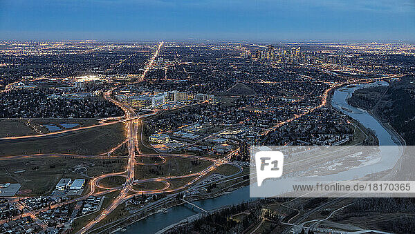 Abendliche Luftaufnahme des Foothills Hospital Komplexes und der Innenstadt von Calgary  Alberta  Kanada; Calgary  Alberta  Kanada