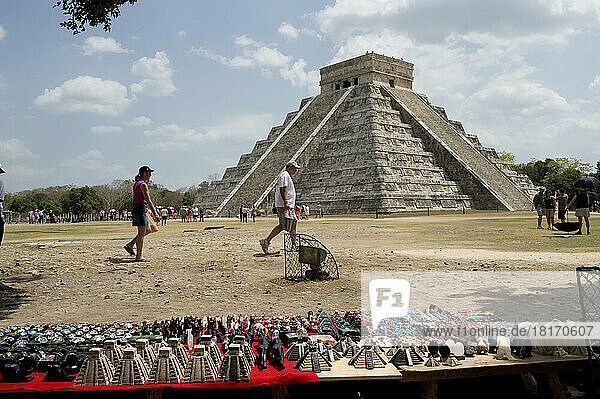 Touristen am alten Maya-Tempel El Castillo in Chichen Itza; Halbinsel Yucatan  Mexiko