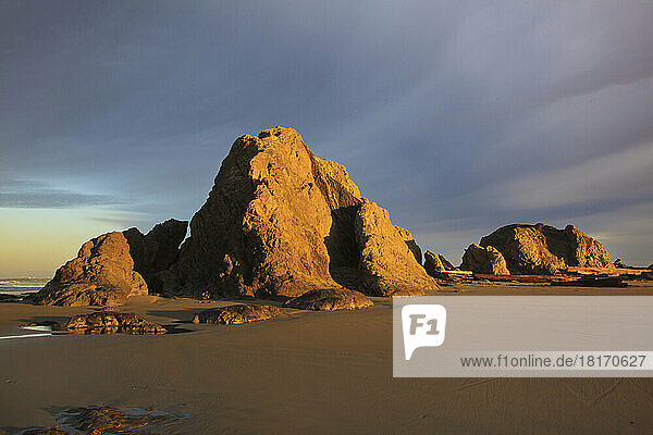 Felsformationen am Bandon Beach bei Sonnenaufgang und Ebbe  Küste von Oregon; Oregon  Vereinigte Staaten von Amerika