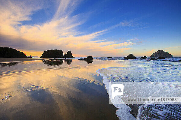 Silhouettierte Felsformationen am Bandon Beach bei Sonnenaufgang bei Ebbe  Küste von Oregon; Oregon  Vereinigte Staaten von Amerika