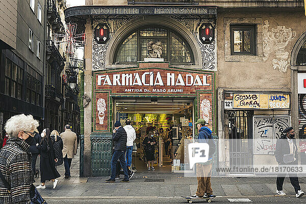 Fußgänger und Einkäufer im Apothekengeschäft in La Rambla  Barcelona  Spanien; Barcelona  Spanien