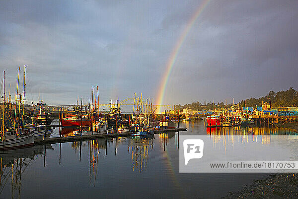Regenbogen im Morgenlicht über der Yaquina Bay Bridge und Fischerbooten im Hafen; Newport  Oregon  Vereinigte Staaten von Amerika