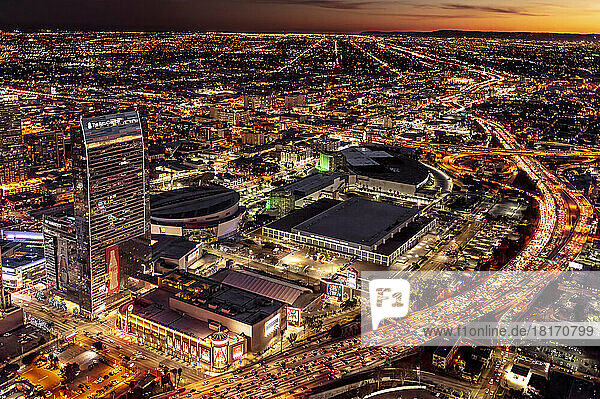 Abendliche Luftaufnahme eines Hotels und eines Kongresszentrums in der Stadt Los Angeles; Los Angeles  Kalifornien  Vereinigte Staaten von Amerika
