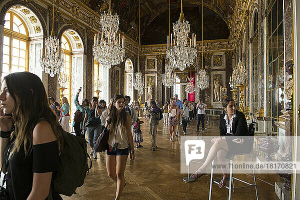 Eine Gruppe von Touristen im Schloss von Versailles; Versailles  Frankreich