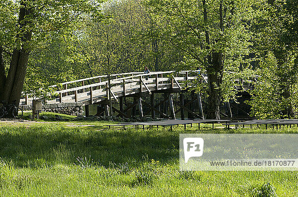 Blick auf die alte Nordbrücke und ihre Umgebung im Frühling; Minuteman National Historic Park  Concord  Massachusetts.