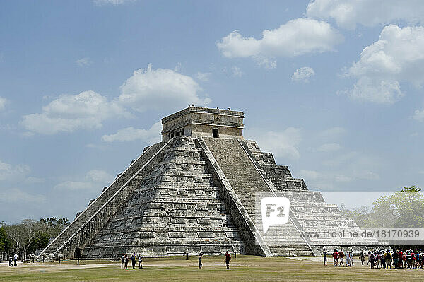 Touristen am alten Maya-Tempel El Castillo in Chichen Itza; Halbinsel Yucatan  Mexiko