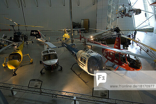 Hubschrauber in einem Hangar des National Air and Space Museum  Steven F. Udvar Hazy Center in Chantilly  Virginia  USA. Alle aus der neuen Ausgabe des Luft- und Raumfahrtmuseums am Flughafen Dulles. Gezeigt werden vor allem eine SR-71 Blackbird sowie die Raumfähre Enterprise; Chantilly  Virginia  Vereinigte Staaten von Amerika