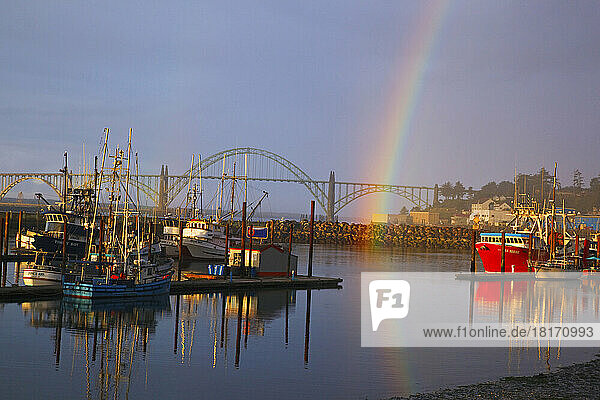 Regenbogen im Morgenlicht über der Yaquina Bay Bridge und Fischerbooten im Hafen; Newport  Oregon  Vereinigte Staaten von Amerika