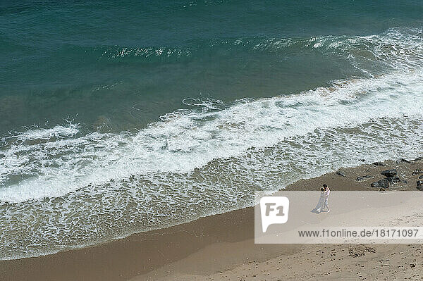 Ehepaar umarmt sich am Strand; Palm Beach  Florida  Vereinigte Staaten von Amerika