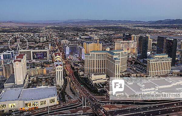 Abendliche Luftaufnahme eines Teils des Las Vegas Strip mit einer Reihe von Hotelkasinos und Einkaufsbereichen; Las Vegas  Nevada  Vereinigte Staaten von Amerika