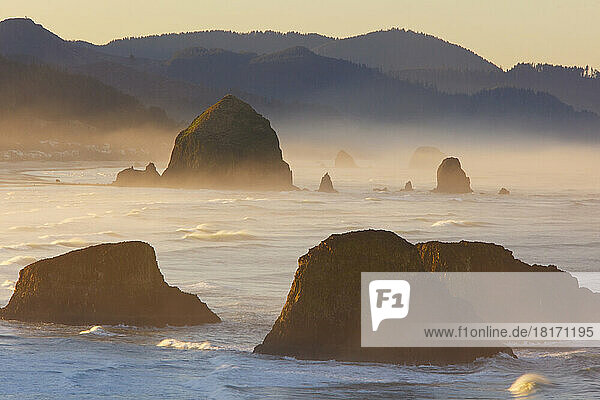 Sonnenaufgang und Morgennebel verleihen dem Cannon Beach und dem Haystack Rock vom Ecola State Park aus Schönheit; Oregon  Vereinigte Staaten von Amerika