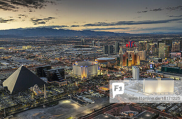 Abendliche Luftaufnahme eines Teils des Las Vegas Strip mit einer Reihe von Hotels  Kasinos und Einkaufsbereichen; Las Vegas  Nevada  Vereinigte Staaten von Amerika