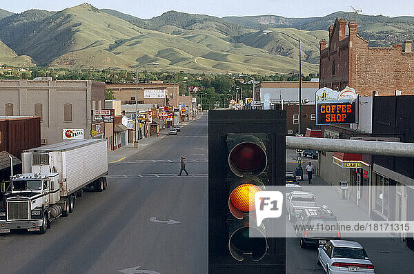 Ampel an der Ecke von Main und Church Street in Salmon  Idaho. Das Signal ist das einzige in der Stadt; Salmon  Idaho  Vereinigte Staaten von Amerika
