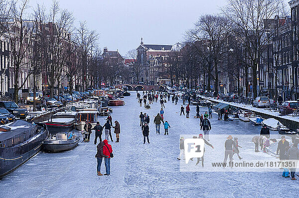 Zahlreiche Menschen beim Schlittschuhlaufen auf den Grachten; Amsterdam  Niederlande