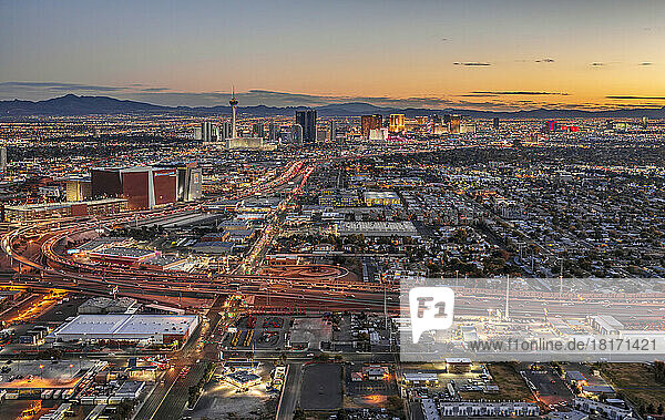 Luftaufnahme von Las Vegas bei Sonnenuntergang; Las Vegas  Nevada  Vereinigte Staaten von Amerika