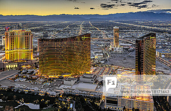 Luftaufnahme des Strip in Las Vegas bei Sonnenuntergang mit den markantesten Hotels; Las Vegas  Nevada  Vereinigte Staaten von Amerika