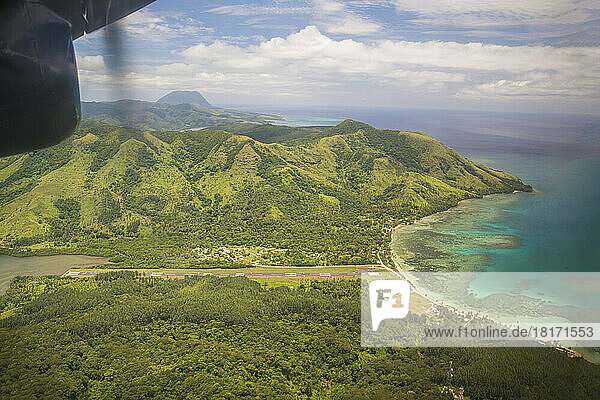Luftaufnahme der Landebahn des Flughafens Savusavu auf der Insel Vanua Levu  Fidschi; Vanua Levu  Fidschi