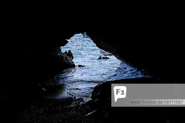 Die Meereshöhle  die sich am schwarzen Sandstrand im Waianapanapa State Park  Maui  Hawaii  USA  zum Meer hin öffnet; Hana  Maui  Hawaii  Vereinigte Staaten von Amerika