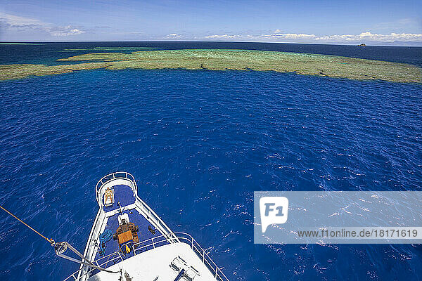 Das Tauchboot Nai'a ankert vor einem Felsvorsprung im offenen Meer in Fidschi; Fidschi