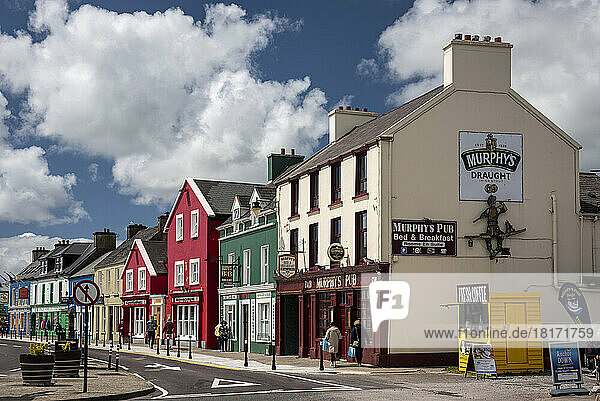 Beliebtes Pub und bunte Gebäude mit Fußgängern in der Stadt Dingle; Dingle  County Kerry  Irland