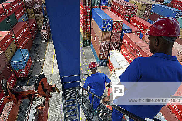 Arbeiter mit Schiffscontainern in einem Seehafen; Salvador  Brasilien
