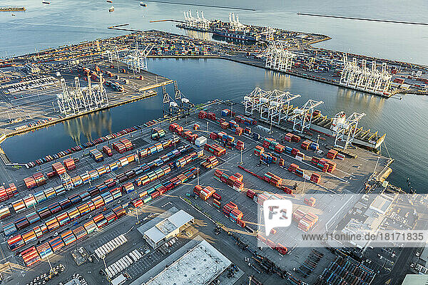 Terminal im Containerhafen im Hafen von Long Beach  Kalifornien  USA; Long Beach  Kalifornien  Vereinigte Staaten von Amerika