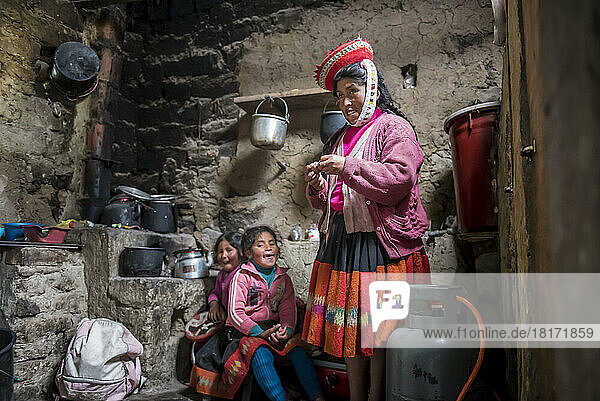 Mutter mit zwei Töchtern in einem traditionellen Familienhaus in Peru; Cusco  Peru