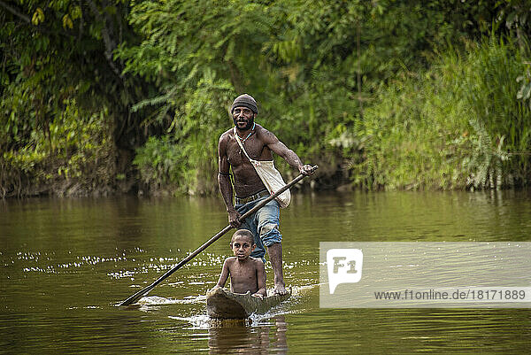 Vater und Sohn am Karawari-Fluss in der Sepik-Region von Papua-Neuguinea; Sepik  Papua-Neuguinea