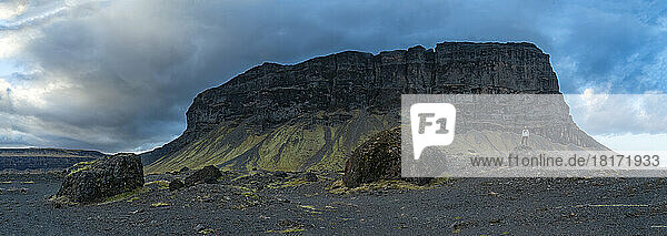 Frau steht in einer erstaunlichen Landschaft  während sie die Wildnis Islands erkundet; Südküste  Island