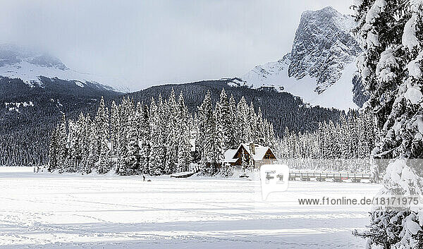 Blick auf eine Hütte am Emerald Lake im Winter im Yoho-Nationalpark; British Columbia  Kanada