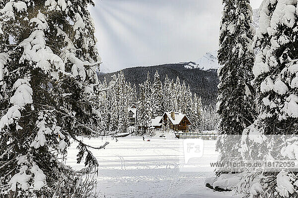 Blick auf eine Hütte am Emerald Lake im Winter im Yoho-Nationalpark; British Columbia  Kanada