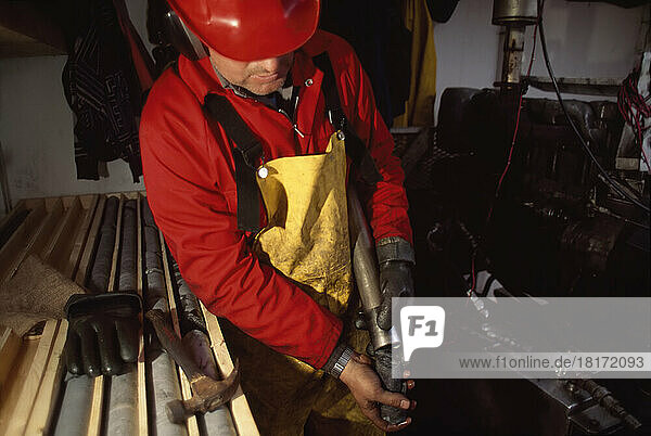 Auf der Suche nach Diamanten entnimmt ein Bohrer eine Kernprobe aus einem Bohrgestänge; Yellowknife  Nordwest-Territorien  Kanada