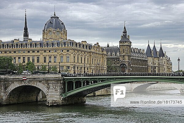Pont Notre-Dame  Hotel de Ville  The Conciergerie  Ile de la Cite  Paris  Ile de France  France