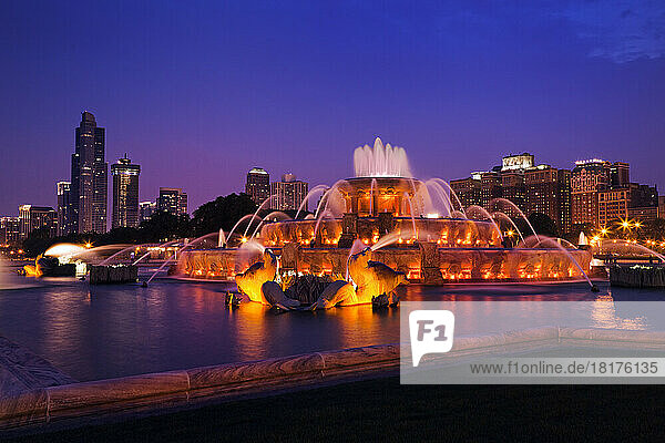 Buckingham Fountain in Grant Park  Chicago  Illinois  USA